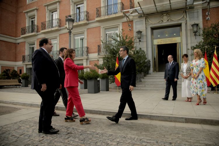 Catalan presidency minister Laura Vilagrà shaking hands with Spanish presidency minister Félix Bolaños in Madrid (by Javier Barbancho)